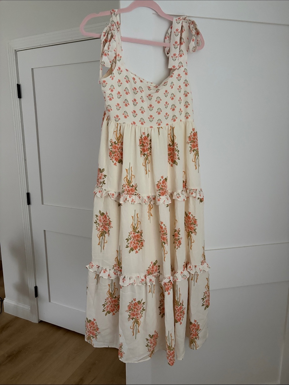 August sky Cream Floral Tie-Shoulder Tiered smocked back Dress size large nwt